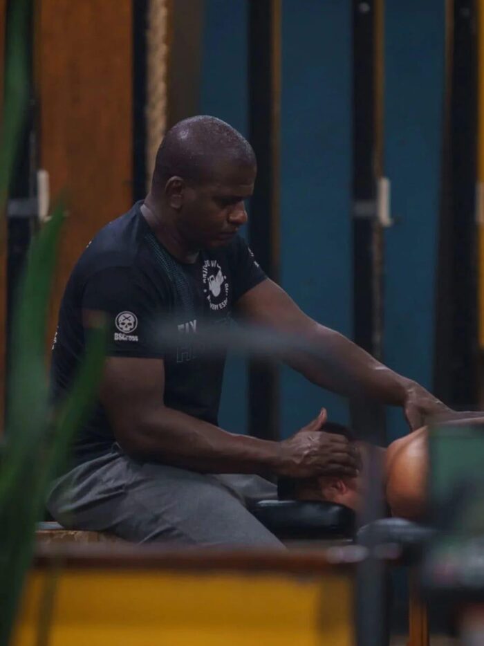 Atendimento de terapia manual dentro de um box de treino