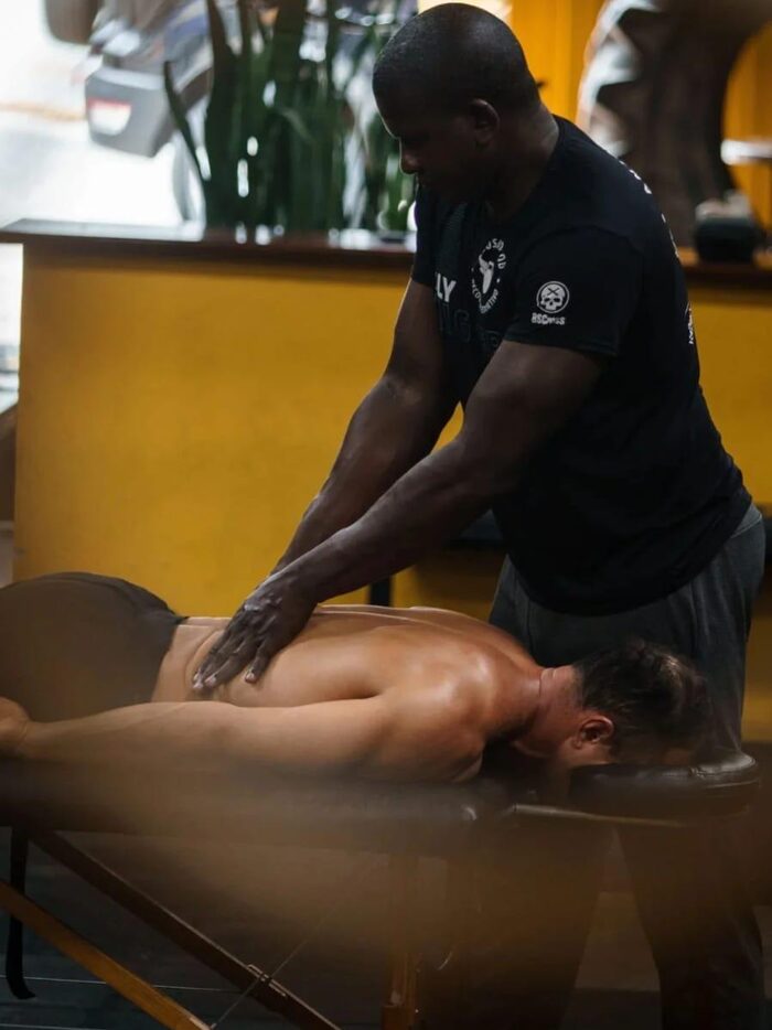Massagem terapêutica nas costas durante atendimento