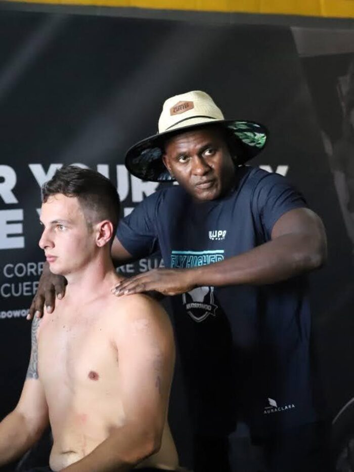 Carlos André atendendo um atleta em dia de competição