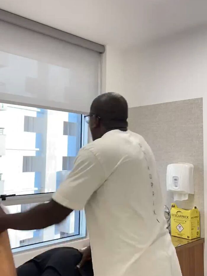 Carlos André atendendo um paciente deitado na maca