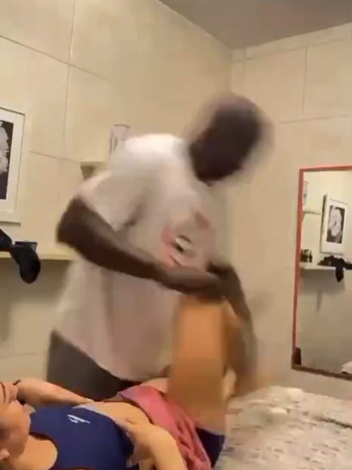 Carlos André mobilizando a perna de uma paciente